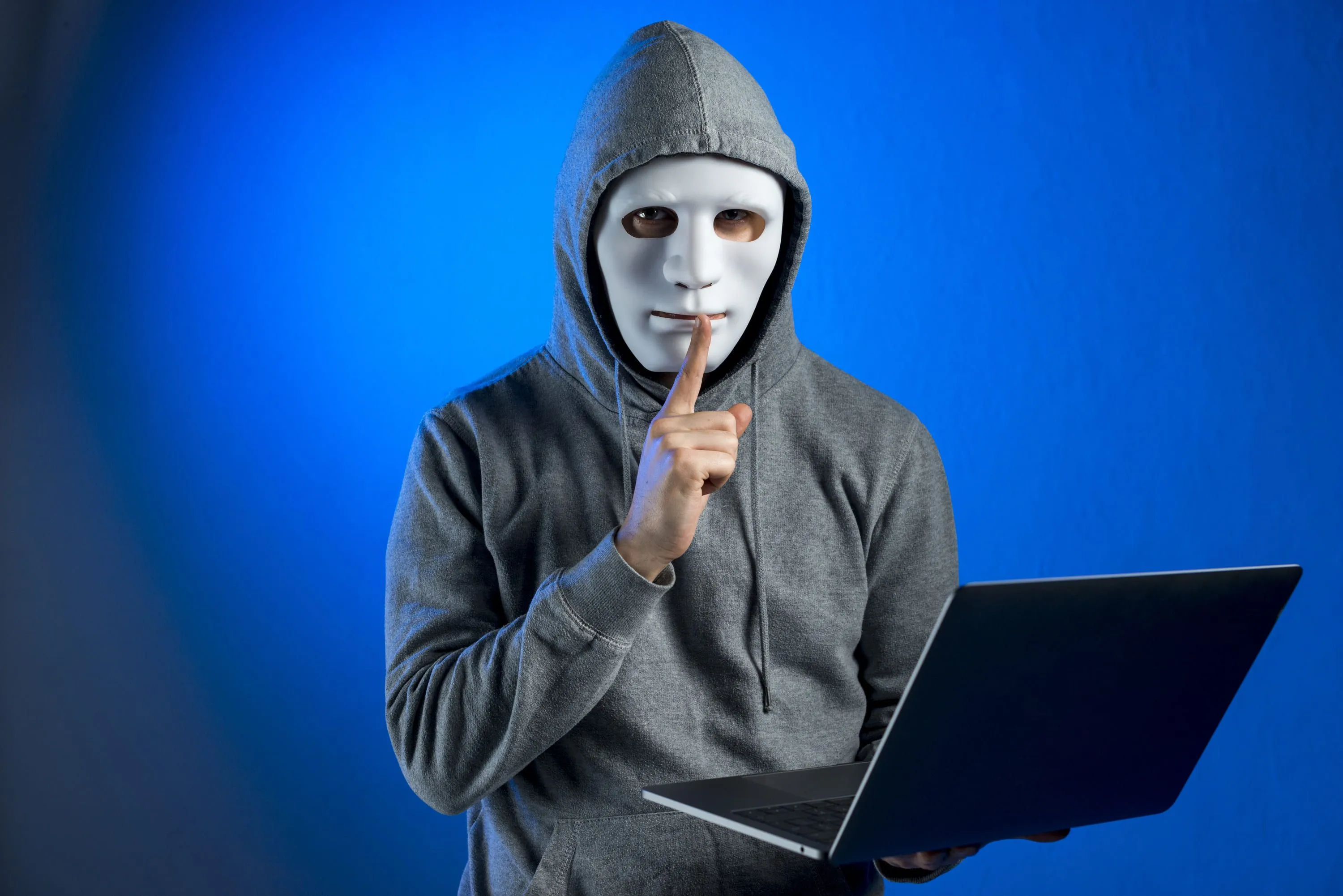 portrait-hacker-with-mask (1).webp